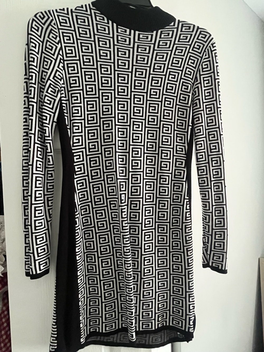 Madden Girl Black & White Geometric Long Sleeve Knit Dress